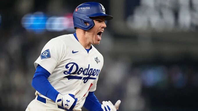 Dodgers' Freddie Freeman একটি 18-ইনিং ক্লাসিক জিততে গেম 3 এর Dodgers' Freddie Freeman একটি 18-ইনিং ক্লাসিক জিততে গেম 3 এর জন্য একটি ওয়ার্ল্ড সিরিজ হোম রান হিট করেছে
 | BanglaKagaj.in