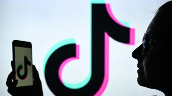 TikTok এর মালিক ফার্মওয়্যার উন্নত করতে AMD, Arm এবং Intel TikTok এর মালিক ফার্মওয়্যার উন্নত করতে AMD, Arm এবং Intel এর সাথে সহযোগিতা করছেন। বাইটড্যান্স এই বড় প্রকল্পে অংশগ্রহণকারী একমাত্র চীনা কোম্পানি।
 | BanglaKagaj.in