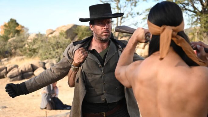 আর্মি হ্যামার 'ফ্রন্টিয়ার ক্রুসিবল' ট্রেলারে তার ফিল্ম প্রত্যাবর্তনের জন্য স্যাডল। Armie Hammer in