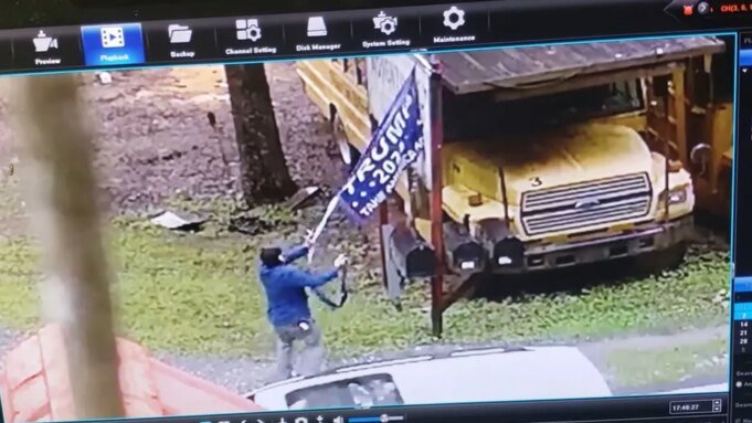 উত্তর ক্যারোলিনা লোকটি তার মায়ের আঙিনা থেকে ট্রাম্পের সাইন ছিঁড়ে যাওয়ার পরে শুটিংয়ের কথা বলেছে: 'কিছু লোক বিস্ফোরণ ঘটায়'

 | BanglaKagaj.in