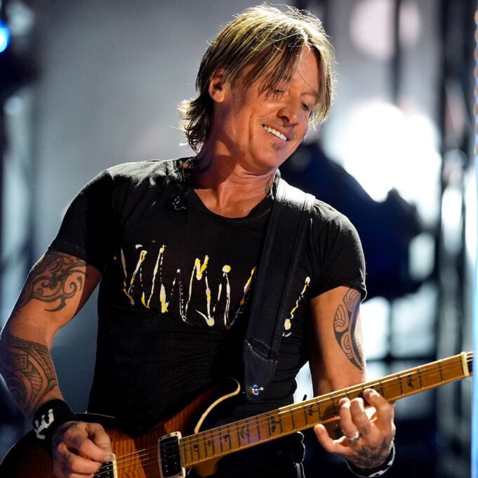 কিথ আরবান নিকোল কিডম্যানের বিচ্ছেদের কারণে গানের কথায় পরিবর্তনের কথা কিথ আরবান নিকোল কিডম্যানের বিচ্ছেদের কারণে গানের কথায় পরিবর্তনের কথা উল্লেখ করেছেন।
 | BanglaKagaj.in