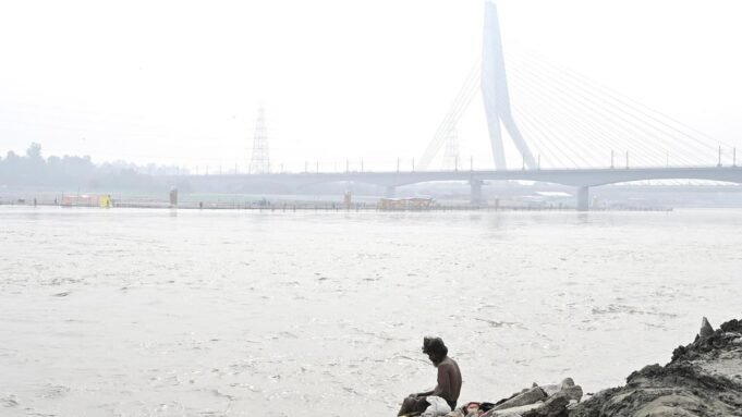 কুয়াশাচ্ছন্ন সকালে দিল্লি জেগে ওঠার কারণে বায়ুর মান 'খুব খারাপ' Google Preferred Source