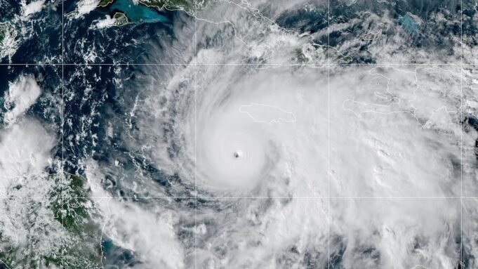 ক্যাটাগরি 5 এর ঝড় জ্যামাইকার কাছে আসার সাথে সাথে হারিকেন ক্যাটাগরি 5 এর ঝড় জ্যামাইকার কাছে আসার সাথে সাথে হারিকেন মেলিসার "বিপর্যয় হওয়ার সমস্ত উপাদান" রয়েছে, বিজ্ঞানীরা সতর্ক করেছেন।
 | BanglaKagaj.in