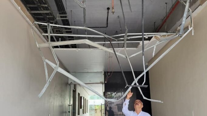 চান্দের কুঞ্জ অ্যাপার্টমেন্টের টাওয়ার সি-এর কংক্রিটের ছাদের কিছু অংশ ধসে চান্দের কুঞ্জ অ্যাপার্টমেন্টের টাওয়ার সি-এর কংক্রিটের ছাদের কিছু অংশ ধসে পড়েছে
 | BanglaKagaj.in