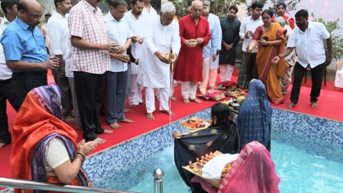 ছট পূজার শেষ দিনে ভক্তরা বিহার জুড়ে ঘাটে সকালের প্রার্থনা Google Preferred Source
