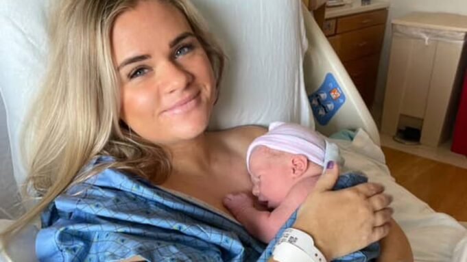 জন্মের কয়েকদিন পর আমার শিশুটি মারা যেতে শুরু করে... ডাক্তাররা জন্মের কয়েকদিন পর আমার শিশুটি মারা যেতে শুরু করে... ডাক্তাররা আমাকে বলেছিল তার জীবন বাঁচাতে আমাকে একটি বিপজ্জনক সিদ্ধান্ত নিতে হবে
 | BanglaKagaj.in