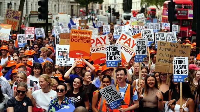 জুনিয়র ডাক্তাররা পাঁচ দিনের ধর্মঘটের শুরুর তারিখ প্রকাশ করার সাথে জুনিয়র ডাক্তাররা পাঁচ দিনের ধর্মঘটের শুরুর তারিখ প্রকাশ করার সাথে সাথে NHS এর শীতকালীন বিশৃঙ্খলা শুরু হবে
 | BanglaKagaj.in