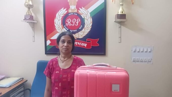 ট্র্যাক সেফটি ম্যান পড়ে থাকা লাগেজ উদ্ধার করছে | BanglaKagaj.in Google Preferred Source
