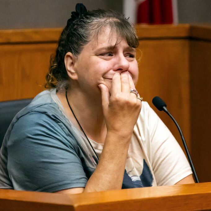 নিখুঁত প্রতিবেশী: কেন সুসান লরিন্টজের বোন এলিনকে গ্রেপ্তার করা হয়েছিল নিখুঁত প্রতিবেশী: কেন সুসান লরিন্টজের বোন এলিনকে গ্রেপ্তার করা হয়েছিল
 | BanglaKagaj.in