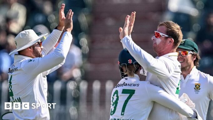 পাকিস্তানকে হারিয়ে সিরিজ জিতল দক্ষিণ আফ্রিকা | BanglaKagaj.in South Africa spinner Simon Harmer celebrates a wicket