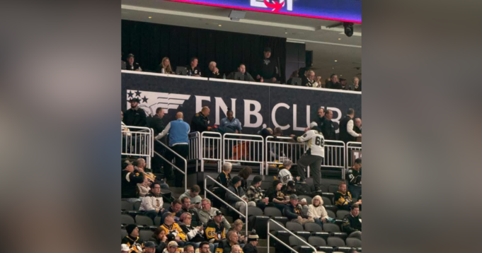 পেঙ্গুইন-ব্লুস গেমের সময় পিপিজি পেইন্টস এরেনায় স্ট্যান্ড থেকে পড়ে যাওয়া পেঙ্গুইন-ব্লুস গেমের সময় পিপিজি পেইন্টস এরেনায় স্ট্যান্ড থেকে পড়ে যাওয়া ব্যক্তি
 | BanglaKagaj.in