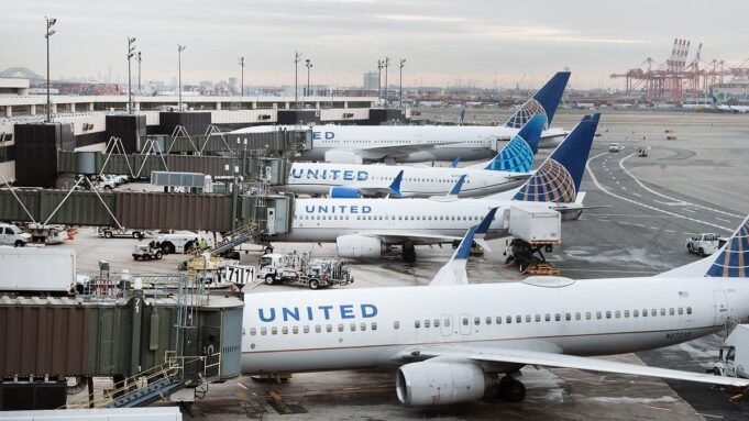 ভ্রমণের দুঃস্বপ্ন: স্টাফের ঘাটতি এবং যানজটের কারণে মার্কিন যুক্তরাষ্ট্রের প্রধান ভ্রমণের দুঃস্বপ্ন: স্টাফের ঘাটতি এবং যানজটের কারণে মার্কিন যুক্তরাষ্ট্রের প্রধান বিমানবন্দরগুলিতে ফ্লাইট বিলম্বিত হয়েছে
 | BanglaKagaj.in