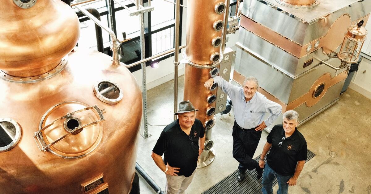 হলিউডের একটি প্রাক্তন মর্গে একটি নতুন ডিস্টিলারি ক্যালিফোর্নিয়ার খেজুর থেকে হলিউডের একটি প্রাক্তন মর্গে একটি নতুন ডিস্টিলারি ক্যালিফোর্নিয়ার খেজুর থেকে ভদকা তৈরি করে৷
 | BanglaKagaj.in