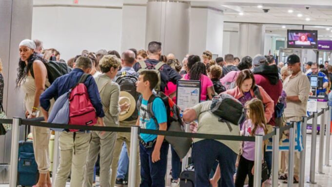 হারিকেন মেলিসা ফ্লোরিডা বিমানবন্দরে ফ্লাইট বিলম্ব ঘটায় কারণ ক্যাটাগরি 5 ঝড় যুক্তরাষ্ট্রের দিকে বিপজ্জনক বাতাস পাঠায়

 | BanglaKagaj.in