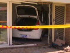 একটি গাড়ি পরিবারের বসার ঘরে ধাক্কা দেয়।
| BanglaKagaj.in একটি গাড়ি পরিবারের বসার ঘরে ধাক্কা দেয়।
| BanglaKagaj.in