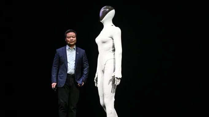 এখানে লুকানোর কিছু নেই! হিউম্যানয়েড রোবটটি এত মসৃণভাবে চলে যে এর উদ্ভাবক এটিকে কেটে ফেলতে বাধ্য হয় প্রমাণ করতে যে ভিতরে কোনও মানুষ লুকিয়ে নেই।

 | BanglaKagaj.in