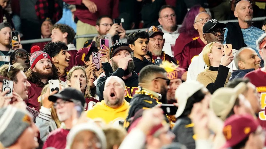 ক্যাপ্টেনের ভক্তরা মার্কিন সামরিক অনুষ্ঠানে ট্রাম্পেট বাজানোর জন্য প্রতিক্রিয়ার সম্মুখীন হয়৷
| BanglaKagaj.in ক্যাপ্টেনের ভক্তরা মার্কিন সামরিক অনুষ্ঠানে ট্রাম্পেট বাজানোর জন্য প্রতিক্রিয়ার সম্মুখীন হয়৷
| BanglaKagaj.in