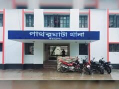 গৃহবধূকে ছুরিকাঘাত করে আহত করে স্বর্ণালংকার ও টাকা লুট করে নিয়ে গেছে।
| BanglaKagaj.in গৃহবধূকে ছুরিকাঘাত করে আহত করে স্বর্ণালংকার ও টাকা লুট করে নিয়ে গেছে।
| BanglaKagaj.in