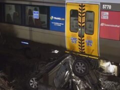 ট্রেনের ট্র্যাকে গাড়িতে আটকে পড়া মহিলাকে অলৌকিকভাবে উদ্ধার
| BanglaKagaj.in ট্রেনের ট্র্যাকে গাড়িতে আটকে পড়া মহিলাকে অলৌকিকভাবে উদ্ধার
| BanglaKagaj.in