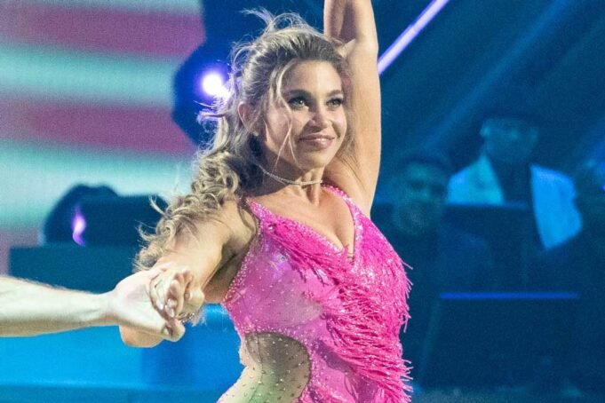 ড্যানিয়েল ফিশেলের ছেলে শিক্ষককে বলেছেন যে তিনি 'ডান্সিং উইথ দ্য স্টার'-এর সময় মারা গেছেন: 'আমার মা মারা গেছেন'

 | BanglaKagaj.in