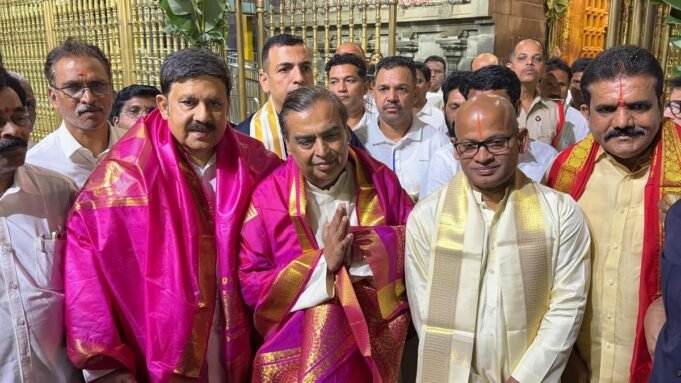 তিরুমালা মন্দিরে প্রার্থনা করছেন মুকেশ আম্বানি | BanglaKagaj.in Google Preferred Source