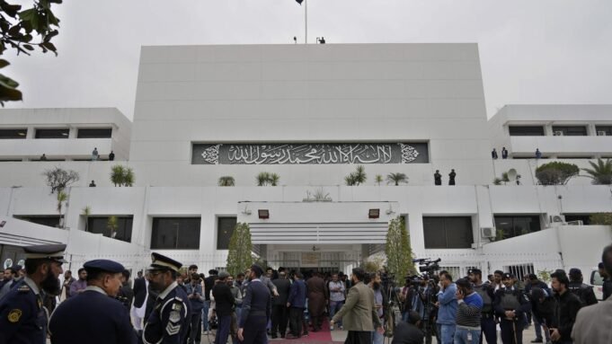 পাকিস্তান 27 তম সাংবিধানিক সংশোধনী পাস করার জন্য দেশব্যাপী বিক্ষোভের Google Preferred Source