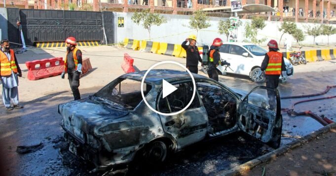 পাকিস্তানে আদালতের বাইরে ভয়াবহ বিস্ফোরণ

 | BanglaKagaj.in