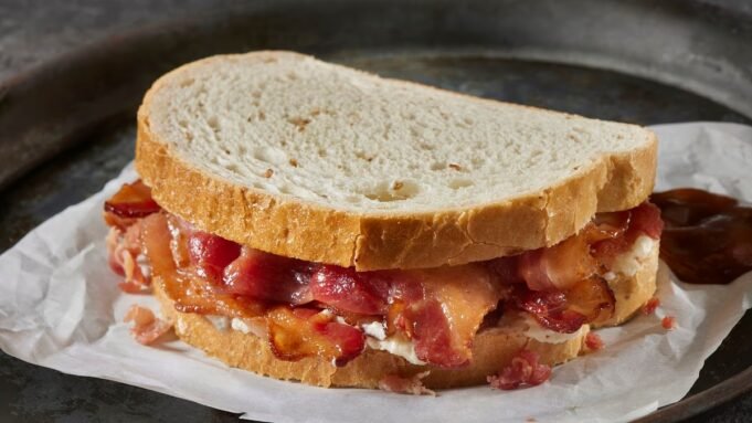 পুষ্টি বিশেষজ্ঞরা প্রকাশ করেন কীভাবে আপনার বেকন স্যান্ডউইচকে স্বাস্থ্যকর করে তুলবেন... নাইট্রেট-সমৃদ্ধ মাংস অনেকগুলি ক্যান্সারের সাথে যুক্ত হওয়ার পরে

 | BanglaKagaj.in