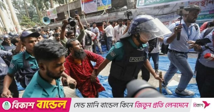 প্রাথমিক সহকারী শিক্ষকদের ৩ দফা আলোচনা : পুলিশি হয়রানির প্রতিবাদ প্রাথমিক সহকারী শিক্ষকদের ৩ দফা আলোচনা : পুলিশি হয়রানির প্রতিবাদ
| BanglaKagaj.in