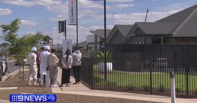 ভিক্টোরিয়ান ডিসপ্লে হোমে কিশোর ছেলে সুইমিং পুল ট্র্যাজেডিতে মারা গেছে

 | BanglaKagaj.in