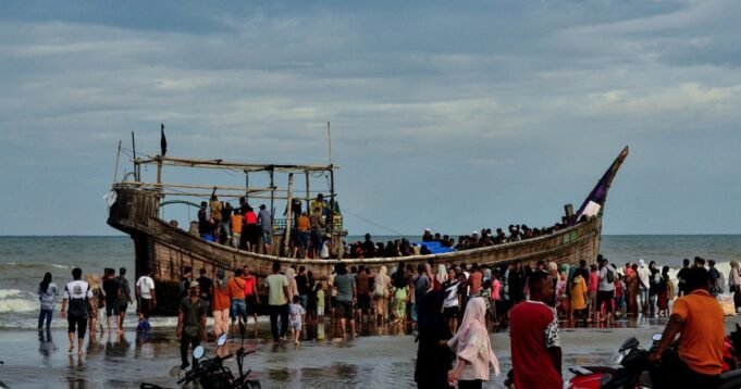 মালয়েশিয়া-থাইল্যান্ড সীমান্তে নৌকাডুবির ঘটনায় নিখোঁজ শতাধিক মানুষ

 | BanglaKagaj.in