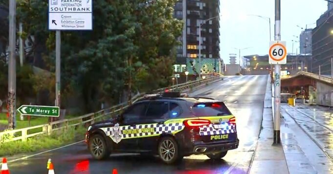 মেলবোর্নে মিনিভ্যান ধাওয়া করার পর একজনকে গ্রেপ্তার করা হয়েছে

 | BanglaKagaj.in