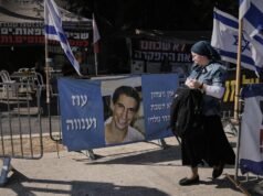 রেড ক্রস গাজায় এক জিম্মির মৃতদেহ পেয়েছে যাকে হামাস ইসরায়েলি সৈনিক হাদার গোল্ডিন বলে দাবি করেছে।
| BanglaKagaj.in Google Preferred Source