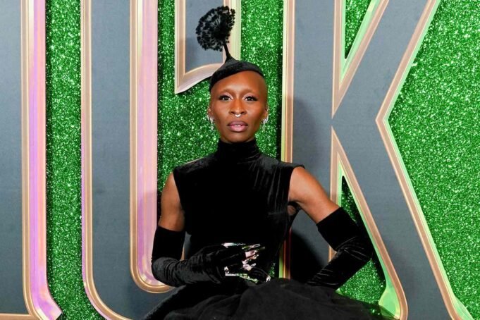 সিনথিয়া এরিভো একজন ভক্তের সাথে সংযোগ স্থাপন করেছেন যিনি গত বছরের 'উইকড' প্রিমিয়ারে রেখে যাওয়া টুপিটি খুঁজে পেয়েছেন।

 | BanglaKagaj.in