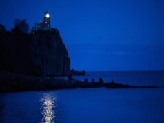 স্প্লিট রক ফিটজেরাল্ডকে সম্মান জানাতে তার বীকন আলো করে
| BanglaKagaj.in স্প্লিট রক ফিটজেরাল্ডকে সম্মান জানাতে তার বীকন আলো করে
| BanglaKagaj.in