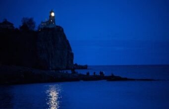 স্প্লিট রক ফিটজেরাল্ডকে সম্মান জানাতে তার বীকন আলো করে
| BanglaKagaj.in স্প্লিট রক ফিটজেরাল্ডকে সম্মান জানাতে তার বীকন আলো করে
| BanglaKagaj.in