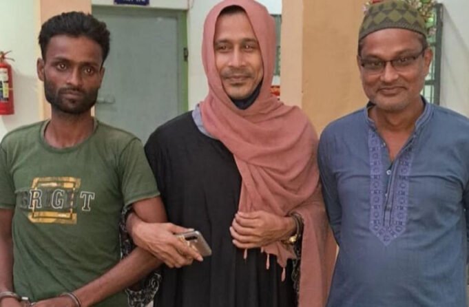 স্বামী-স্ত্রীর পোশাকে মাদক ব্যবসায়ী স্বপন গ্রেফতার | BanglaKagaj.in স্বামী-স্ত্রীর পোশাকে মাদক ব্যবসায়ী স্বপন গ্রেফতার
| BanglaKagaj.in