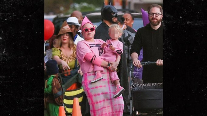 হেফাজতের যুদ্ধের সময় সিয়া তার ছেলের সাথে ম্যাচিং হ্যালোইন পোশাক হেফাজতের যুদ্ধের সময় সিয়া তার ছেলের সাথে ম্যাচিং হ্যালোইন পোশাক পরেছিলেন।
| BanglaKagaj.in